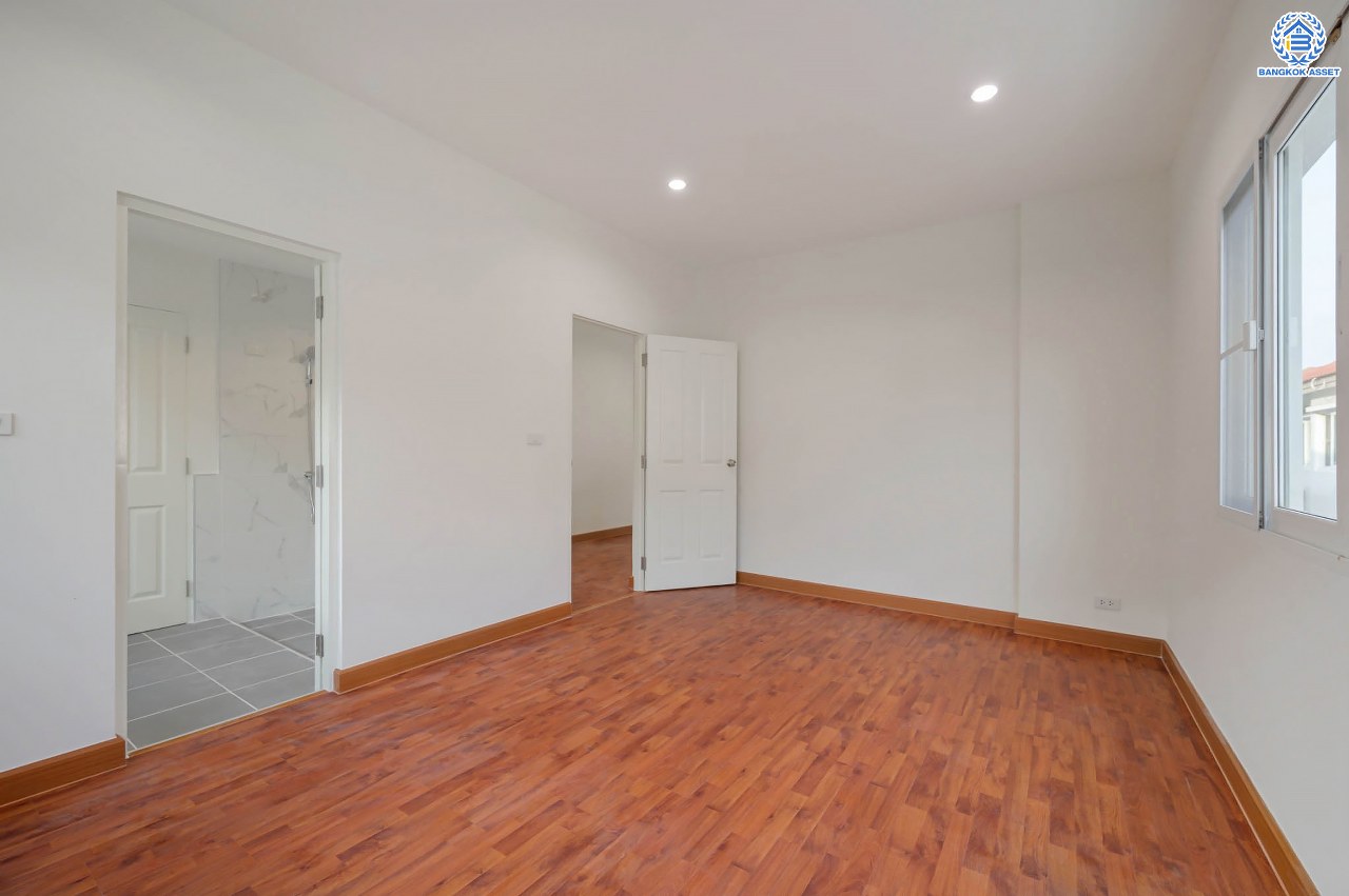 บ้านมือสองตกแต่งใหม่ โครงการ คาซ่าแกรนด์ รัตนาธิเบศร์-ราชพฤกษ์ บ้านเดี่ยวจากแบรนด์ Q.House เนื้อที่ 68 ตร.ว. ฟังก์ชัน 3 ห้องนอน 4 ห้องน้ำ 1 ห้องแม่บ้าน จอดรถได้ถึง 2 คัน พร้อม Facilities ครบครัน บนทำเลเดินทางสะดวก ติดถนนราชพฤกษ์ ใกล้เซ็นทรัลเวสต์เกต และรถไฟฟ้าสายสีม่วง "สถานีบางรักใหญ่"